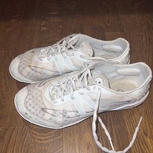 Nfinity vengeance cheer shoes and carrying case